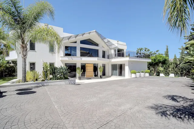 Villa in Nueva Andalucía, Costa Del Sol