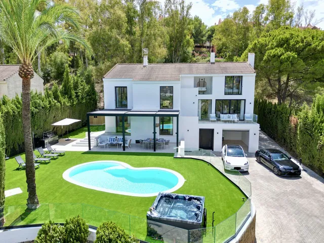 Villa in Nueva Andalucía, Costa Del Sol
