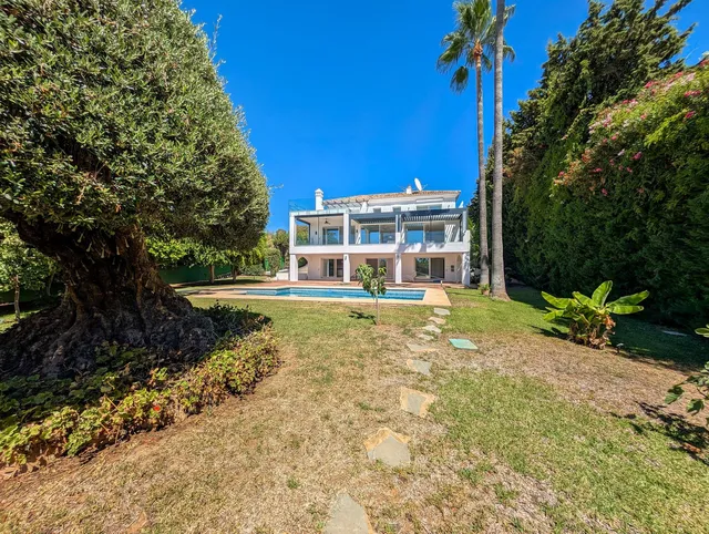 Villa in Nueva Andalucía, Costa Del Sol
