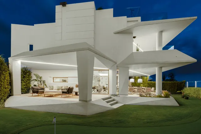 Villa in Nueva Andalucía, Costa Del Sol
