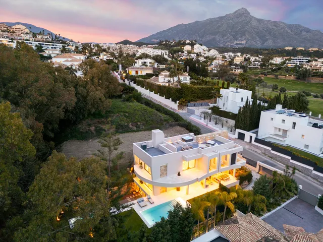 Villa in Nueva Andalucía, Costa Del Sol