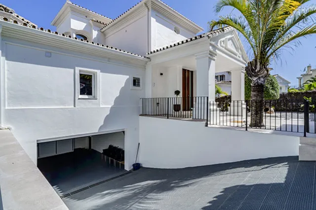 Villa in Nueva Andalucía, Costa Del Sol
