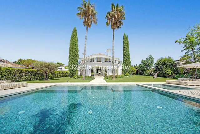 Villa in Nueva Andalucía, Costa Del Sol