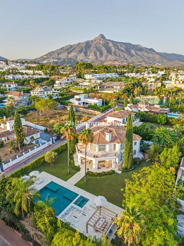 Villa in Nueva Andalucía, Costa Del Sol