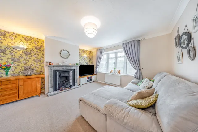 16 Fairwater Drive, Reading RG5 3HH