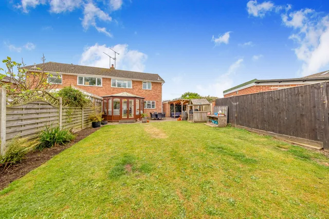 16 Fairwater Drive, Reading RG5 3HH
