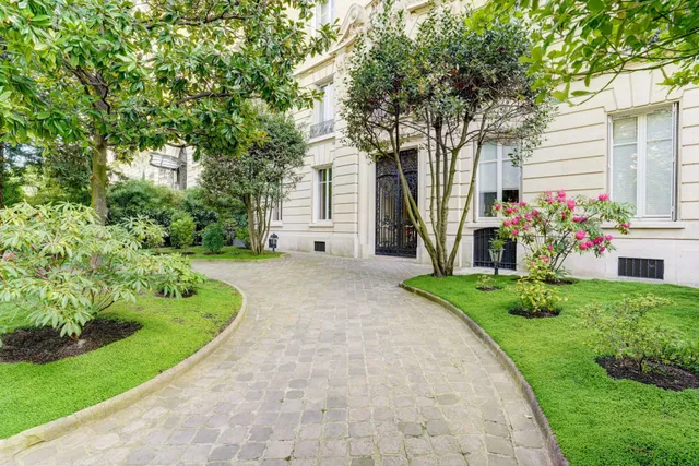 Apartment in 16th (Trocadéro - Etoile - Passy), Paris