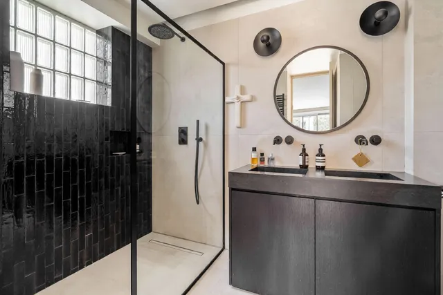 Apartment in 16th (Trocadéro - Etoile - Passy), Paris