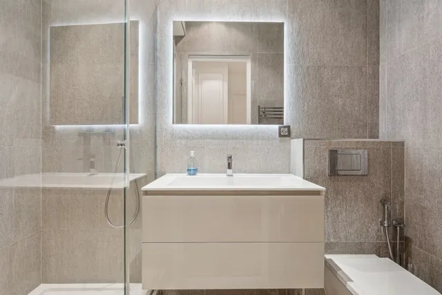 Apartment in 16th (Trocadéro - Etoile - Passy), Paris
