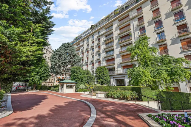 Apartment in 16th (Trocadéro - Etoile - Passy), Paris