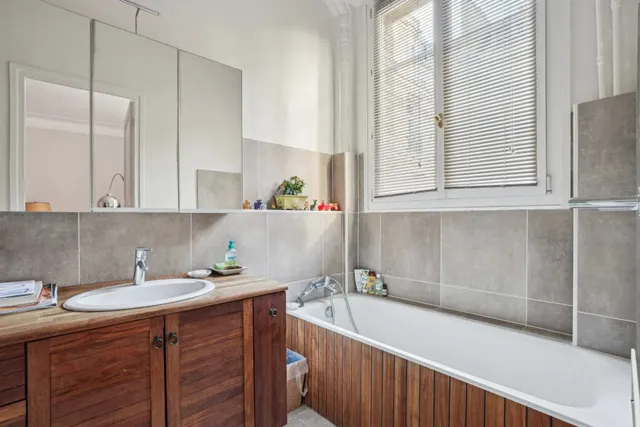 Apartment in 16th (Trocadéro - Etoile - Passy), Paris