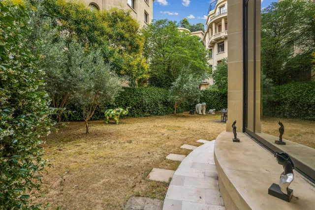 Apartment in 16th (Trocadéro - Etoile - Passy), Paris