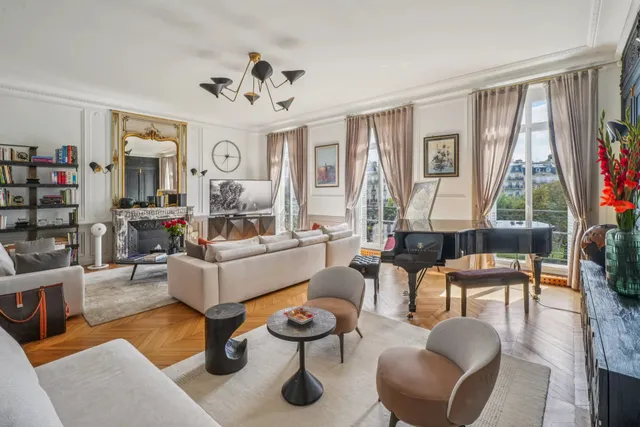 Apartment in 16th (Trocadéro - Etoile - Passy), Paris