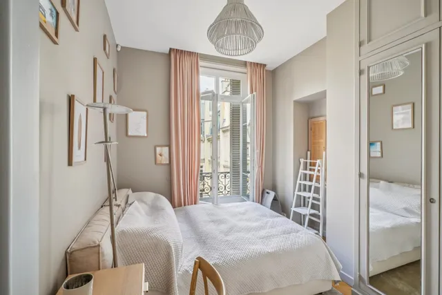 Apartment in 16th (Trocadéro - Etoile - Passy), Paris