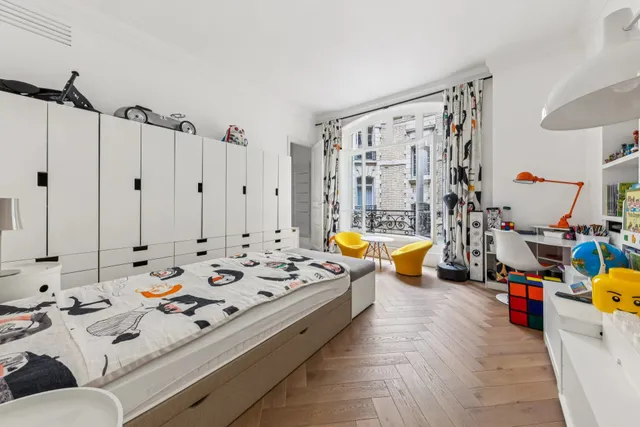 Apartment in 16th (Trocadéro - Etoile - Passy), Paris