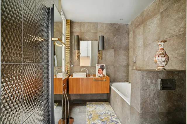 Apartment in 16th (Trocadéro - Etoile - Passy), Paris