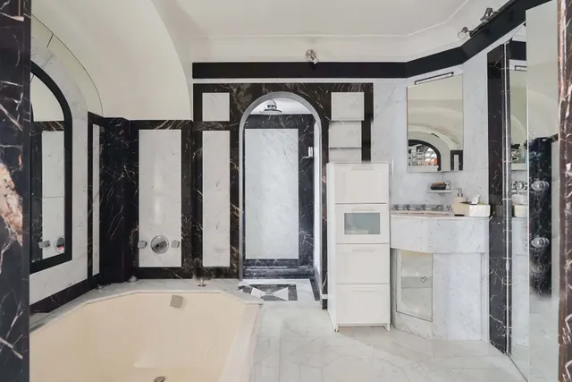Apartment in 16th (Trocadéro - Etoile - Passy), Paris