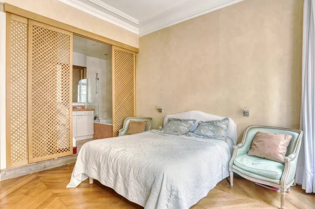 Apartment in 16th (Trocadéro - Etoile - Passy), Paris