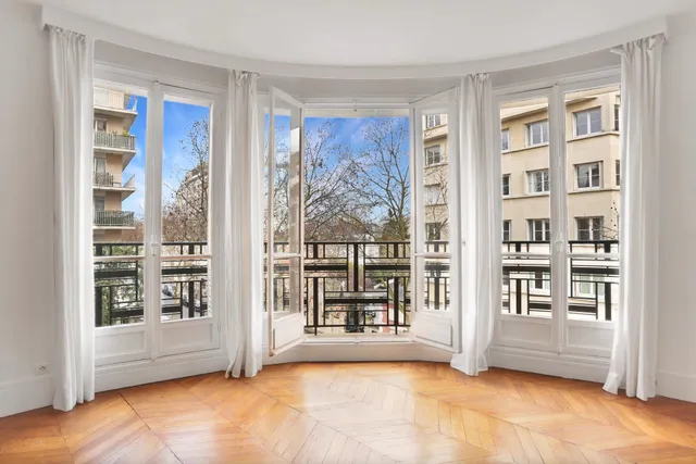 Apartment in 16th (Trocadéro - Etoile - Passy), Paris