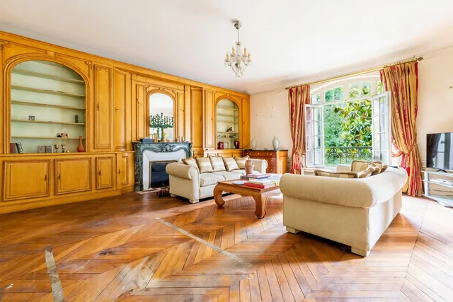 Apartment in 16th (Trocadéro - Etoile - Passy), Paris