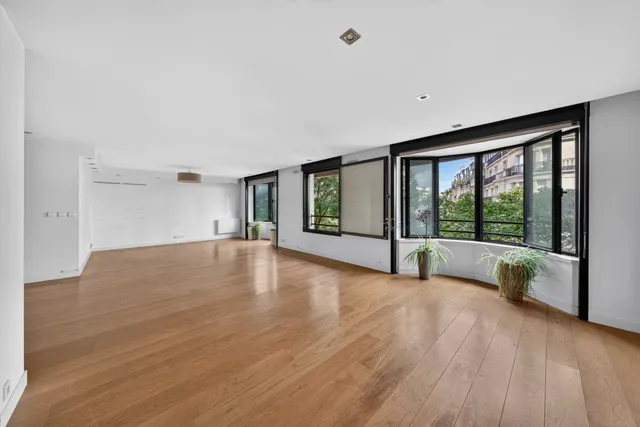 Apartment in 16th (Trocadéro - Etoile - Passy), Paris