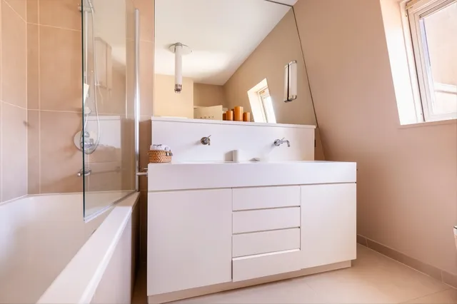 Apartment in 16th (Trocadéro - Etoile - Passy), Paris