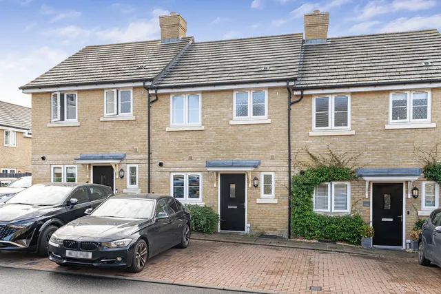 87 Brookwood Farm Drive, Woking GU21 2FT