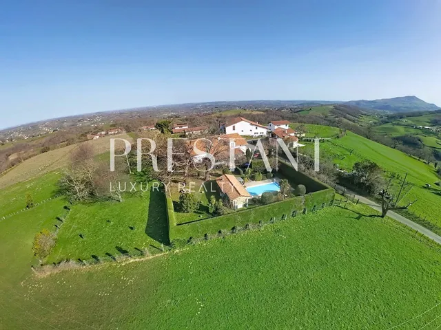 An 18th-Century Estate Between the Peaks and the Ocean