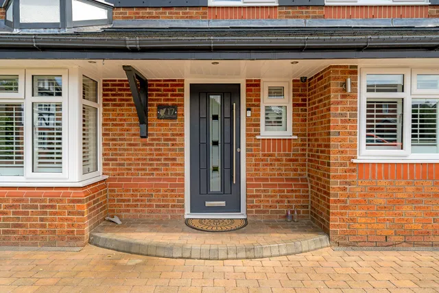 17 Woodthorn Close, Daresbury WA4 6NQ