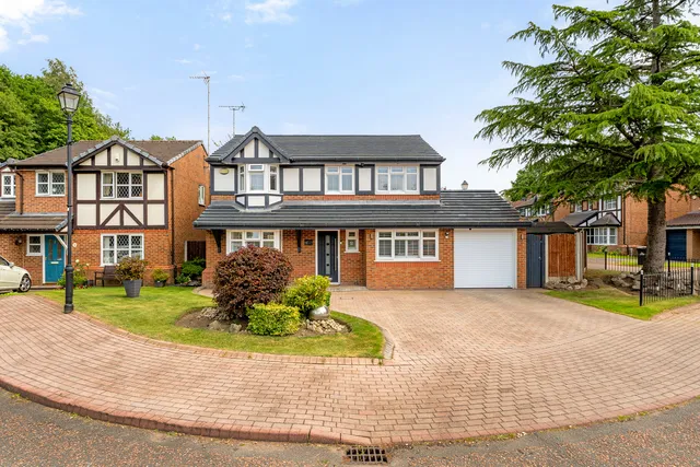 17 Woodthorn Close, Daresbury WA4 6NQ