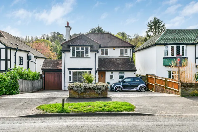 42 Outwood Lane, Chipstead CR5 3NB