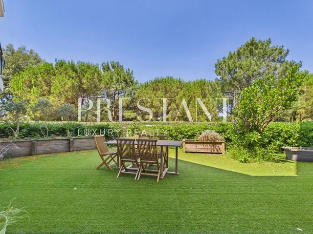 Charming duplex just steps from the beaches, with garage and private garden.