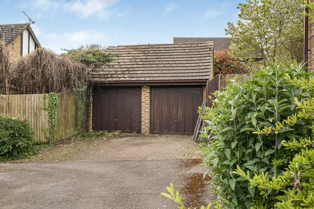6 Fairacres, Tadworth KT20 5QT