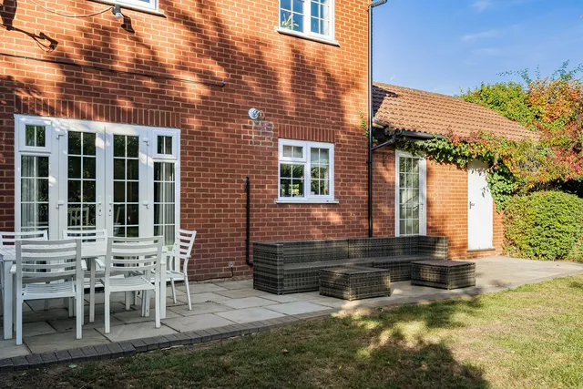 2 Woodlands, Brookmans Park AL9 7AN