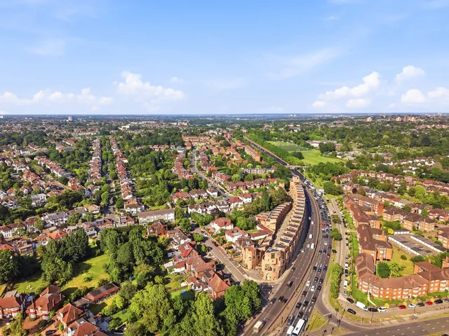 5 Edgewood Mews, London N3 3EW