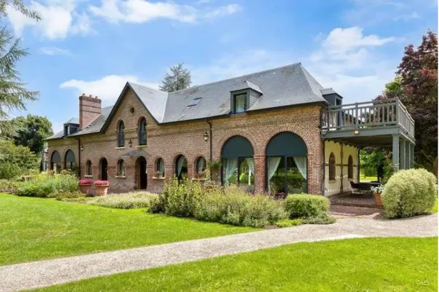 Farm Ranch in Normandie – Prestigious 11-Hectare Property, 40 km from Deauville