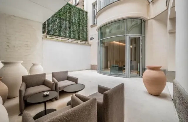 Apartment in Paris 7º, à Proximité Immédiate Des Invalides — Private Residential Building