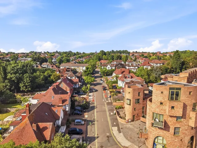 5 Edgewood Mews, London N3 3EW