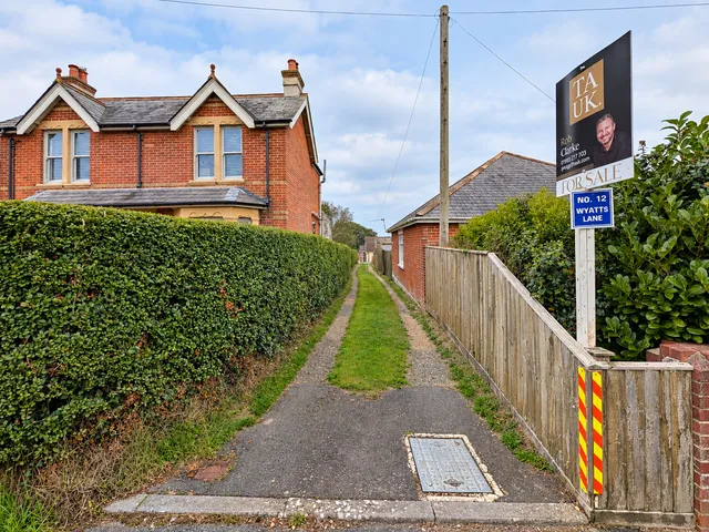12 Wyatts Lane, Cowes PO31 8QB