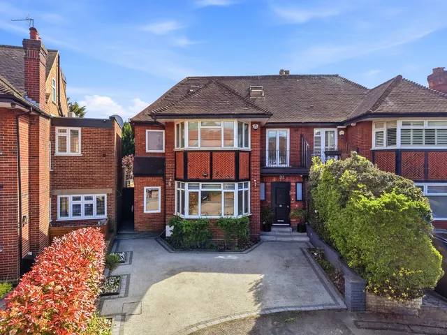 3 Ashley Close, London NW4 1PH