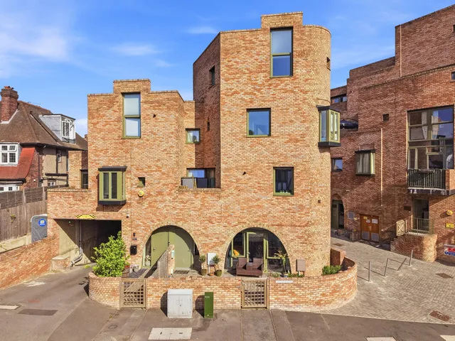 5 Edgewood Mews, London N3 3EW