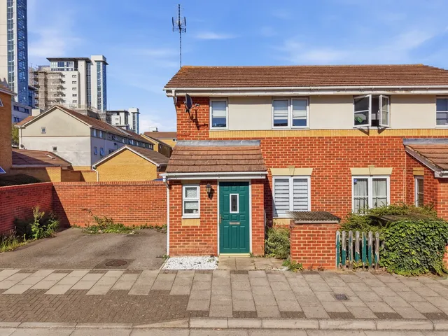 1 Livesey Close, London SE28 0GR