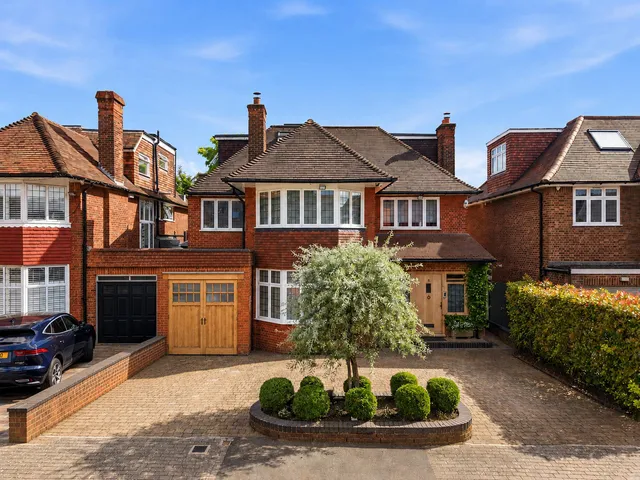 21 Manor Hall Avenue, London NW4 1PA