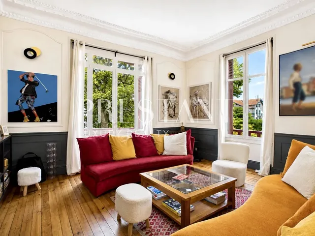 Elegant Bourgeois Apartment in the Heart of Biarritz with Terrace and Private Parking