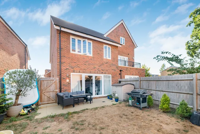 1 Aylsham Road, Tadworth KT20 5FS