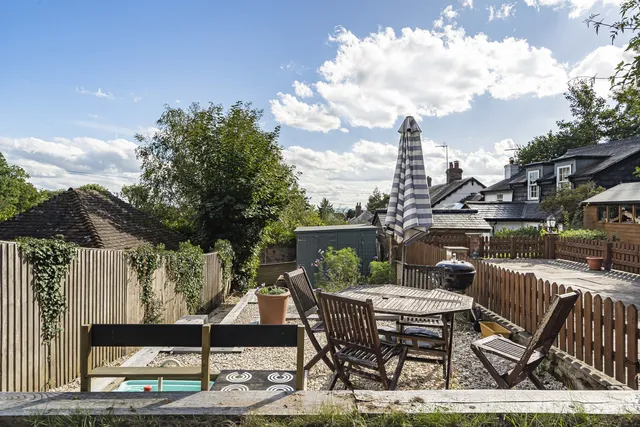 1 Hillside Cottages Tandridge Lane, Oxted RH8 9NN