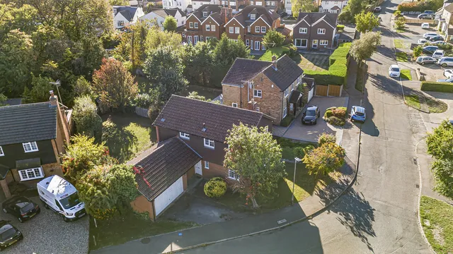 2 Woodlands, Brookmans Park AL9 7AN