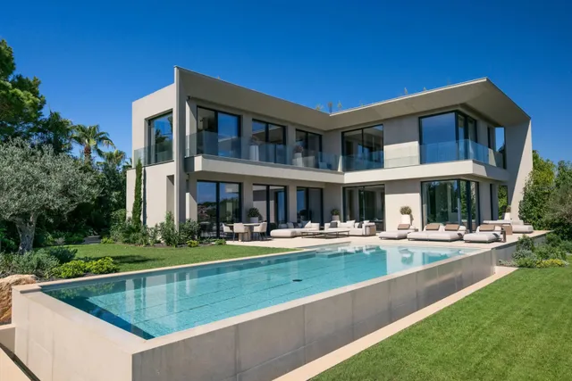 Super Cannes – Newly Built Contemporary Villa with Panoramic Sea Views