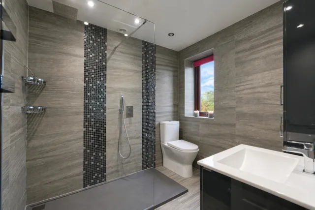 6 Packwood Chase, Chadderton OL9 0PG