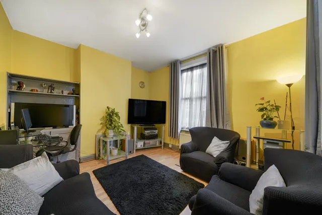 253 Forest Road, London E17 6HD